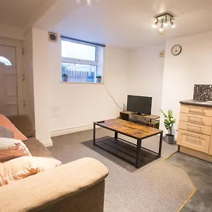 Apartment Flat 1, 4 Warden Rd
